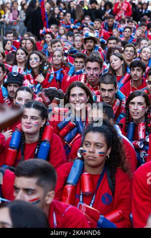 Porto, Portogallo. 30th Ott 2022. Gli studenti hanno visto indossare lattine colorate per ogni università che rappresentano a Porto. Cans Parade della Federazione accademica di Porto (FAP) ha portato 70 mila persone al centro di Porto. Dopo due anni di interruzione la rumorosa parata tornò per le strade di Porto, all'evento culminante della settimana di accoglienza di Freshman organizzata dall'accademia degli studenti di Porto. Si tratta di una sfilata di studenti che riempie le strade di gioia e colore. (Credit Image: © Telmo Pinto/SOPA Images via ZUMA Press Wire) Foto Stock