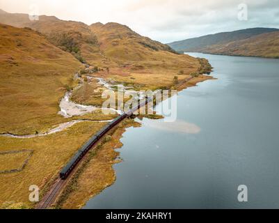 Treno a vapore che attraversa la Scozia in autunno Foto Stock