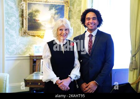 La Regina Consort si occupa della sua prima udienza a Buckingham Palace, Londra, con la Laurea dei Bambini Joseph Coelho. Data immagine: Giovedì 3 novembre 2022. Foto Stock