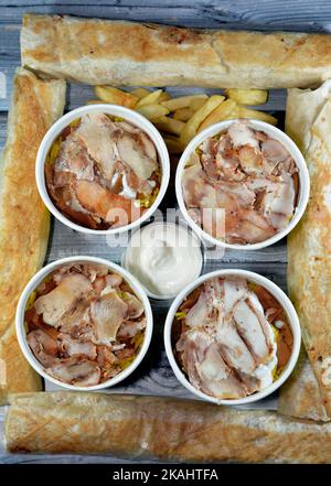 Pezzi di pollo shawarma e riso basmati giallo, pane siriano e salsa all'aglio, fattah Shawerma o fateh, sandwich di tortilla Shawarma wrap, frenc Foto Stock