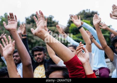 primo piano del pubblico o della folla che sventolano le mani guardando la partita sportiva allo stadio come omaggio al giocatore - concetto di supporto, torneo e. Foto Stock