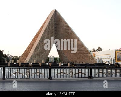 Il Cairo, Egitto, 21 2022 settembre: Il luogo commemorativo sconosciuto soldato ed ex presidente dell'Egitto Anwar al Sadat tomba, simbolo importante di commemorazione Foto Stock