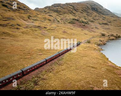 Treno a vapore che attraversa la Scozia in autunno Foto Stock