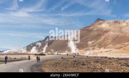 Il primo piano di Namafjall è la popolare area geotermica islandese con un paesaggio unico di piscine fumanti e fangpot. Visitatori non ricognibili. Foto Stock