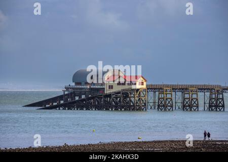 Vecchie e nuove stazioni Lifeboat RNLI presso il Mumbles Pier, Gower Peninsula, Galles Foto Stock