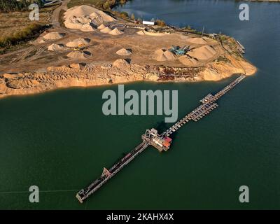 miniera a cielo aperto e selezione di materie prime e minerali estratti dal suolo Foto Stock