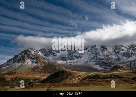 Col du Lautaret Alpi francesi Settembre 2022 col du Lautaret (2.058 m (6.752 ft)) è un passo di alta montagna nel dipartimento delle Hautes-Alpes in Francia. Mar Foto Stock