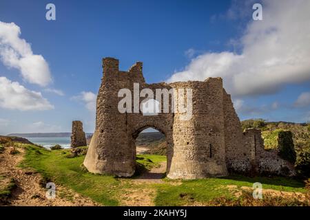 Le rovine del castello di Pennard si affacciano su Three Cliffs Bay, Gower Peninsula, Galles Foto Stock