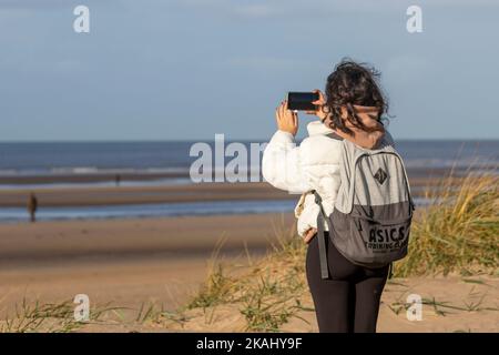 Crosby Beach, Liverpool. UK Weather 3 Nov 2022; Raanana dal Marocco godendo di una luminosa giornata di sole sull'estuario del Mersey, con temperature in cifre singole e viste chiare sul fiume Mersey e sul mare irlandese. Oggi si vedrà un mix di incantesimi soleggiati e docce sparse con lunghi incantesimi di sole in luoghi. Credit; MediaWorldImages/AlamyLiveNews Foto Stock