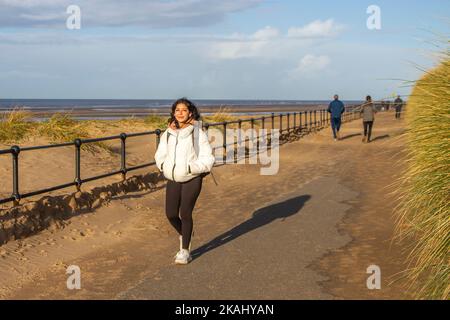 Crosby Beach, Liverpool. UK Weather 3 Nov 2022; Raanana dal Marocco godendo di una luminosa giornata di sole sull'estuario del Mersey, con temperature in cifre singole e viste chiare sul fiume Mersey e sul mare irlandese. Oggi si vedrà un mix di incantesimi soleggiati e docce sparse con lunghi incantesimi di sole in luoghi. Credit; MediaWorldImages/AlamyLiveNews Foto Stock