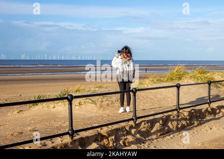 Crosby Beach, Liverpool. UK Weather 3 Nov 2022; Raanana dal Marocco godendo di una luminosa giornata di sole sull'estuario del Mersey, con temperature in cifre singole e viste chiare sul fiume Mersey e sul mare irlandese. Oggi si vedrà un mix di incantesimi soleggiati e docce sparse con lunghi incantesimi di sole in luoghi. Credit; MediaWorldImages/AlamyLiveNews Foto Stock