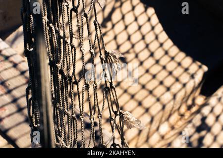 Le reti marine sono essiccate al sole. Vista frontale. Foto Stock