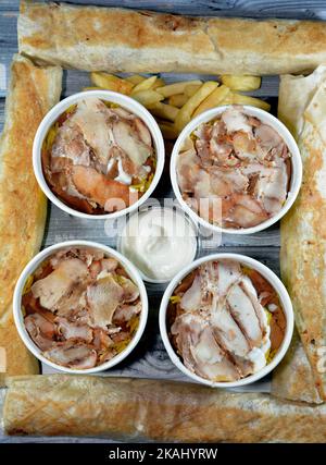 Pezzi di pollo shawarma e riso basmati giallo, pane siriano e salsa all'aglio, fattah Shawerma o fateh, sandwich di tortilla Shawarma wrap, frenc Foto Stock