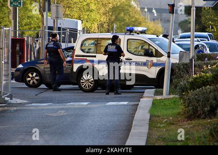 Marsiglia, Francia. 01st Nov 2022. Gli ufficiali di polizia municipali si occupano del traffico nel distretto di Joliette durante la partita di calcio della Champions League a Marsiglia. Le forze di polizia sono state dispiegate in gran numero a Marsiglia quando i tifosi inglesi sono venuti a guardare la partita di calcio della Champions League tra Olympique de Marseille (OM) e Tottenham Hotspur Football Club (SPERS). Alla fine della partita, Olympique de Marseille (OM) ha perso 2-1 contro il Tottenham Hotspur Football Club (SPERS). Credit: SOPA Images Limited/Alamy Live News Foto Stock