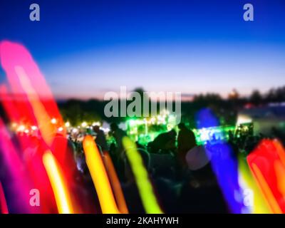 Gente elegante che si diverte al festival musicale. Felice gente stupefacente festa della folla al festival di estate. Foto Stock