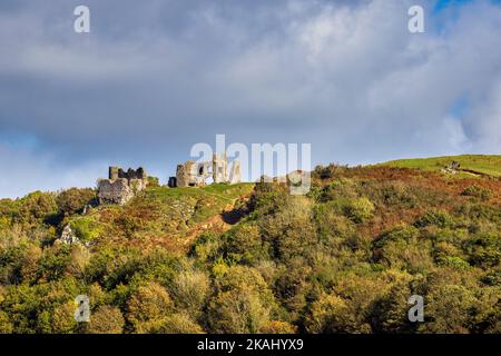 Pennard Castle si affaccia su Three Cliffs Bay, Gower Peninsula, Galles Foto Stock