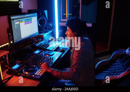 Il tecnico del suono lavora sul pannello di controllo del mixer del suono Foto Stock