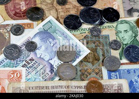 Contesto di vecchie banconote e monete in denaro da diversi paesi del mondo, focus selettivo di vecchie banconote e monete in denaro retrò d'epoca Foto Stock