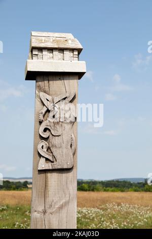 Una colonna di legno in stile anglosassone a Yeavering vicino Wooler, Northumberland. Foto Stock