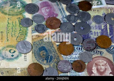 Sfondo di vecchie monete egiziane e banconote di carta denaro contante dall'era del regno di Egitto e Sudan, millememi, piasters e sterline, Sultan Hus Foto Stock