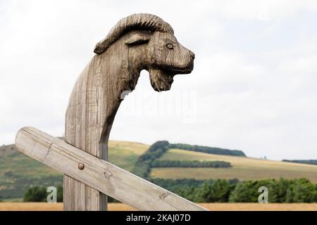 Una colonna di legno in stile anglosassone sormontata dalla scultura di una bestia a Yeavering vicino Wooler, Northumberland. Durante il 7th ° secolo il pwerful reale Foto Stock