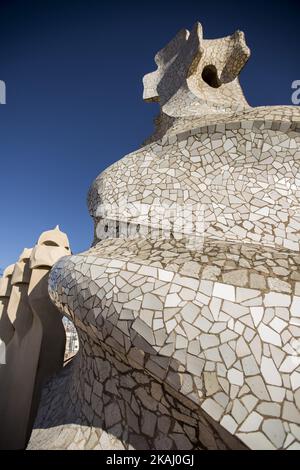 Barcellona, Catalogna, Spagna. Febbraio 1. DATAIL di torri di ventilazione, conosciuto come i soldati o i Martiani. Della Casa Mila, conosciuto come la Pedrera, di architettura catalana Antoni Gaudí. La Pedrera è uno dei più importanti rappresentanti del modernismo a Barcellona, Spagna (Foto di Miquel Llop/NurPhoto) *** Please use Credit from Credit Field *** Foto Stock