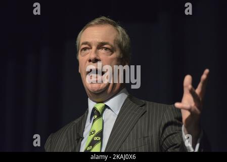 Nigel Farage, membro del Parlamento europeo, leader del Partito per l'indipendenza del Regno Unito e deputato europeo per l'Inghilterra sudorientale, intervenendo alla campagna Grassroots out che si terrà venerdì 5th febbraio 2016 a Manchester, Greater Manchester, Inghilterra, Regno Unito. La campagna Grassroots out mira a far uscire il Regno Unito dall'Unione europea. (Foto di Jonathan Nicholson/NurPhoto) *** Please use Credit from Credit Field *** Foto Stock