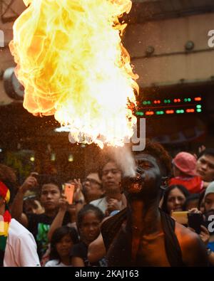 MANILA, Filippine - Una pausa dal fuoco si esibisce nel quartiere di Binondo, a Chinatown di Manila, il giorno del Capodanno cinese, il 08 febbraio 2016. I cittadini filippini-cinesi accolgono oggi il nuovo anno lunare cinese, in quanto segna l'inizio dell'anno della scimmia del fuoco. (Foto di George Calvelo/NurPhoto) *** Please use Credit from Credit Field *** Foto Stock