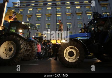 Gli agricoltori di tutto il paese marciano con i trattori nel centro di Atene durante una manifestazione contro la tassazione e la prevista riforma del sistema di previdenza sociale. Il 12 febbraio 2016. (Foto di Panayiotis Tzamaros/NurPhoto) *** Please use Credit from Credit Field *** Foto Stock