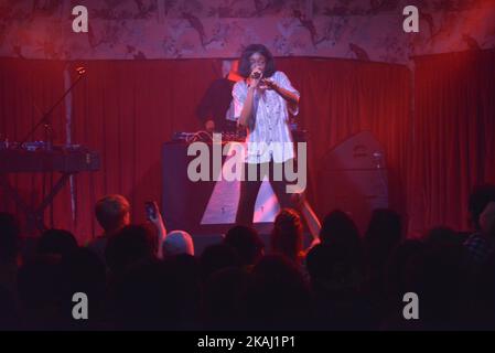 Little Simz, noto anche come Simbi Ajikawo, si esibisce dal vivo presso il Deaf Institute, sede di musica dal vivo a Manchester, Greater Manchester, Inghilterra, Regno Unito. Foto Stock