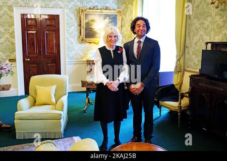 La Regina Consort si occupa della sua prima udienza a Buckingham Palace, Londra, con la Laurea dei Bambini Joseph Coelho. Data immagine: Giovedì 3 novembre 2022. Foto Stock