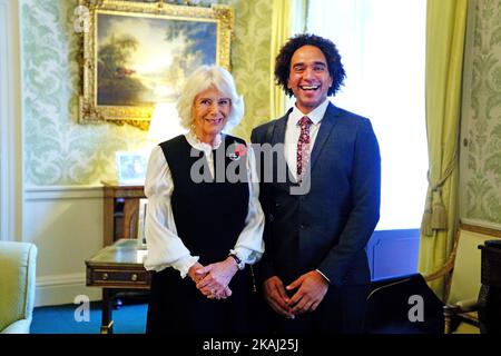 La Regina Consort si occupa della sua prima udienza a Buckingham Palace, Londra, con la Laurea dei Bambini Joseph Coelho. Data immagine: Giovedì 3 novembre 2022. Foto Stock