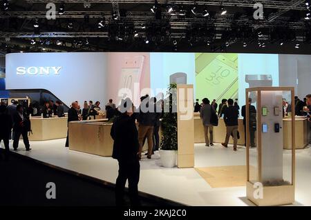 Lo stand Sony durante il 3rd° giorno del Mobile World Congress di Barcellona, 23rd febbraio 2016. Foto Stock