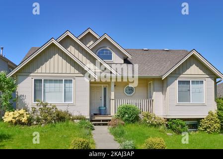 Casa media residenziale in Canada su sfondo blu cielo Foto Stock