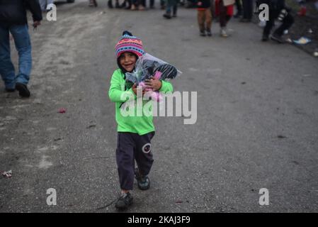 Circa 14.000 rifugiati sono bloccati in condizioni meteorologiche avverse ai confini settentrionali della Grecia con la FYROM, in un campo di fortuna, vicino al villaggio greco di Idomeni, Grecia, il 10 marzo 2016. Più di 34,000 migranti e rifugiati provenienti dall’Asia sono bloccati in Grecia, dopo che i paesi balcanici ed europei hanno suggellato i loro confini. (Foto di Wassilios Aswestopoulos/NurPhoto) *** Please use Credit from Credit Field *** Foto Stock