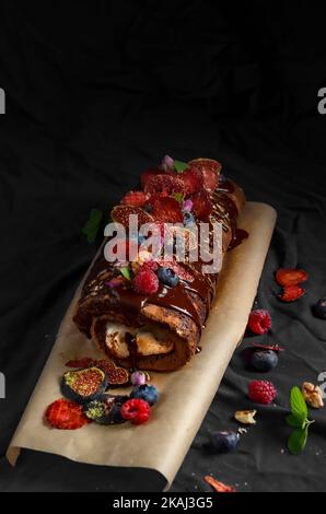 Torta al cioccolato con crema al mascarpone, frutti di bosco e menta Foto Stock