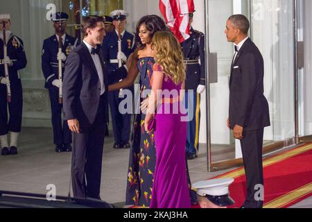 Il Presidente Barack Obama e la First Lady Michelle Obama salutano il primo Ministro canadese e la Signora Gregoire Trudeau arrivo per una cena di Stato nella Sala Est della Casa Bianca. (Foto di Cheriss May/NurPhoto) *** Please use Credit from Credit Field *** Foto Stock