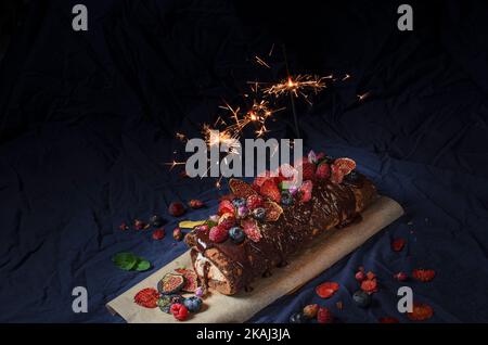 Torta al cioccolato con crema al mascarpone, frutti di bosco e menta Foto Stock