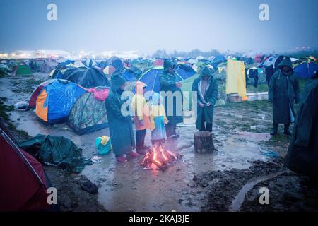 I migranti sono sotto la pioggia il 11 marzo 2016, in un campo di fortuna al confine greco-macedone, vicino al villaggio greco di Idomeni, dove migliaia di rifugiati e migranti sono bloccati dal blocco di confine balcanico. Il tempo si è aggravato, lasciando i migranti in condizioni caotiche. (Foto di Guillaume Pinon/NurPhoto) *** Please use Credit from Credit Field *** Foto Stock