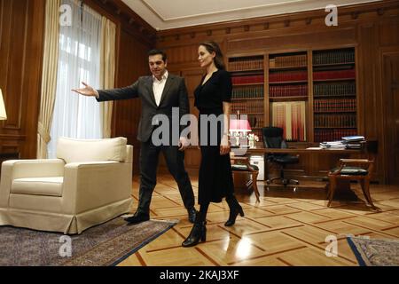 Il PM greco Alexis Tsipras, ha ricevuto l'attrice americana e l'inviato speciale all'Alto Commissariato delle Nazioni Unite per i rifugiati (UNHCR), Angelina Jolie, nel suo ufficio presso la residenza di Maximos. Ad Atene, Grecia, il 16 marzo 2016 (Foto di Panayiotis Tzamaros/NurPhoto) *** si prega di utilizzare il credito dal campo di credito *** Foto Stock