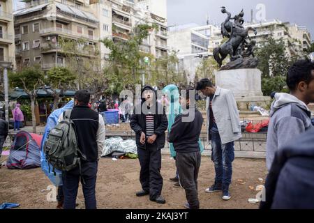 I migranti nel Victoria Park, nel centro della capitale greca, Atene, il 16 marzo 2016, sono una sosta tra essere sul suolo europeo e raggiungere il prossimo boratore con la Macedonia. Centinaia di migranti trascorrono, in questo piccolo parco, molti giorni con la speranza una notizia migliore sulla crisi dei migranti. Foto Stock