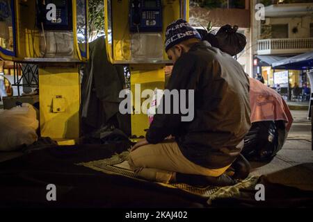 Migrante nel Victoria Park nel centro della capitale greca, Atene, il 16 marzo 2016, è una sosta tra essere sul suolo europeo e raggiungere il prossimo boratore con la Macedonia. Centinaia di migranti trascorrono, in questo piccolo parco, molti giorni con la speranza una notizia migliore sulla crisi dei migranti. Foto Stock