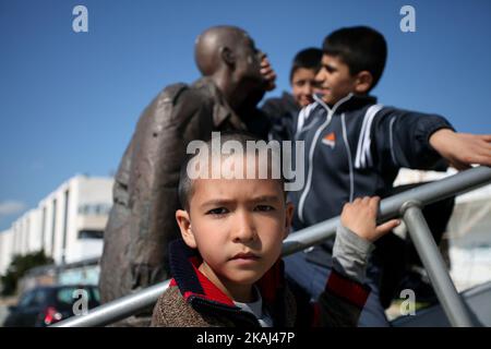 Rifugiati e immigrati trovano rifugio nell'ex aeroporto internazionale di Atene, Elliniko, ad Atene, il 19 marzo 2016. L'aeroporto è stato chiuso nel 2001 e parte della zona è stata trasformata in un Parco Olimpico. Oggi migliaia vivono qui in attesa di attraversare i confini. (Foto di Giorgos Georgiou/NurPhoto) *** Please use Credit from Credit Field *** Foto Stock