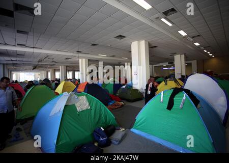 Rifugiati e immigrati trovano rifugio nell'ex aeroporto internazionale di Atene, Elliniko, ad Atene, il 19 marzo 2016. L'aeroporto è stato chiuso nel 2001 e parte della zona è stata trasformata in un Parco Olimpico. Oggi migliaia vivono qui in attesa di attraversare i confini. (Foto di Giorgos Georgiou/NurPhoto) *** Please use Credit from Credit Field *** Foto Stock