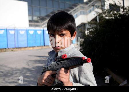 Rifugiati e immigrati trovano rifugio nell'ex aeroporto internazionale di Atene, Elliniko, ad Atene, il 19 marzo 2016. L'aeroporto è stato chiuso nel 2001 e parte della zona è stata trasformata in un Parco Olimpico. Oggi migliaia vivono qui in attesa di attraversare i confini. (Foto di Giorgos Georgiou/NurPhoto) *** Please use Credit from Credit Field *** Foto Stock