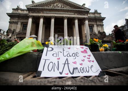 Dopo gli attentati di Bruxelles, un articolo recita "Sare il vostro amore” di fronte alla Borsa di Bruxelles il 22 marzo 2016. Foto Stock