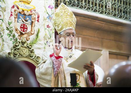 Il Patriarca Latino di Gerusalemme Fouad Twal parla durante la celebrazione della messa del Giovedì Santo la Chiesa del Santo Sepolcro nella Città Vecchia di Gerusalemme, in Israele, durante la settimana Santa del 24 marzo 2016. (Foto di Emmanuele Contini/NurPhoto) *** Please use Credit from Credit Field *** Foto Stock