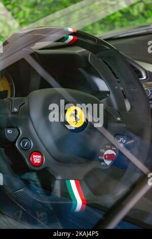 Una Ferrari 488 pista volante personalizzato con bandiera italiana sul volante Foto Stock