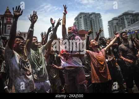 La gente ha celebrato il Festival Holi a Kuala Lumpur il 26 marzo 2016 (Foto di Mohd Daud/NurPhoto) *** Please use Credit from Credit Field *** Foto Stock