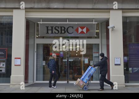 Persone che passano una filiale della Hong-Kong and Singapore Bank (anche nota come HSBC) a Manchester, Greater Manchester, Inghilterra, Regno Unito il mercoledì 30th marzo 2016. L’autorità di regolamentazione del settore bancario del Regno Unito, la Financial Conduct Authority, ha annunciato di aver ricevuto meno reclami sulle banche. L’autorità di regolamentazione del settore bancario del Regno Unito, la Financial Conduct Authority, ha annunciato di aver ricevuto meno reclami sulle banche. (Foto di Jonathan Nicholson/NurPhoto) *** Please use Credit from Credit Field *** Foto Stock